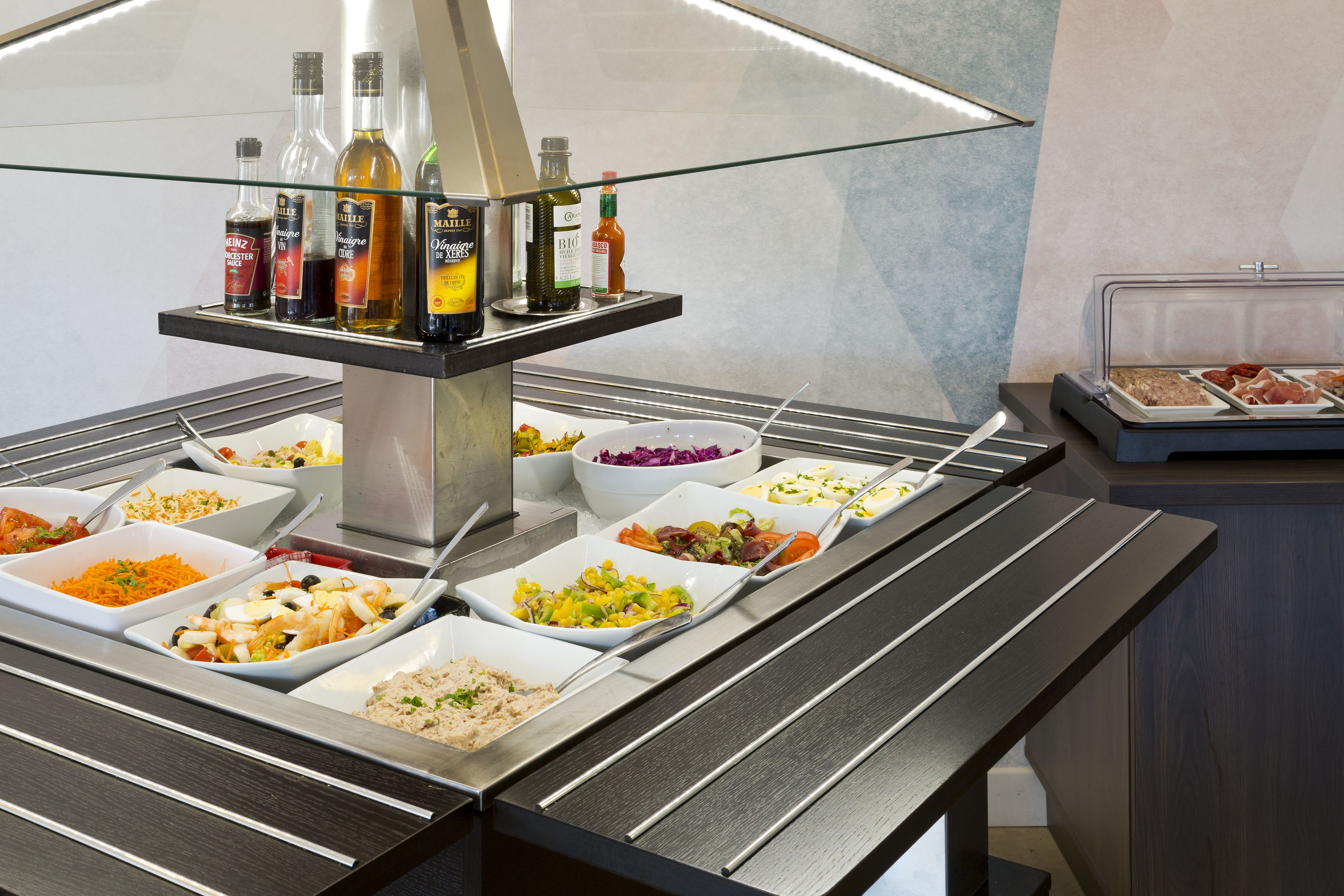 Een buffet met diverse gerechten en toevoegingen.
