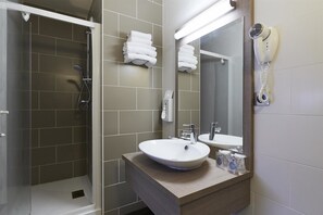 Articles de toilette (gratuits), séchoir à cheveux, serviettes fournies