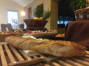Desayuno buffet diario (EUR 11 por persona)