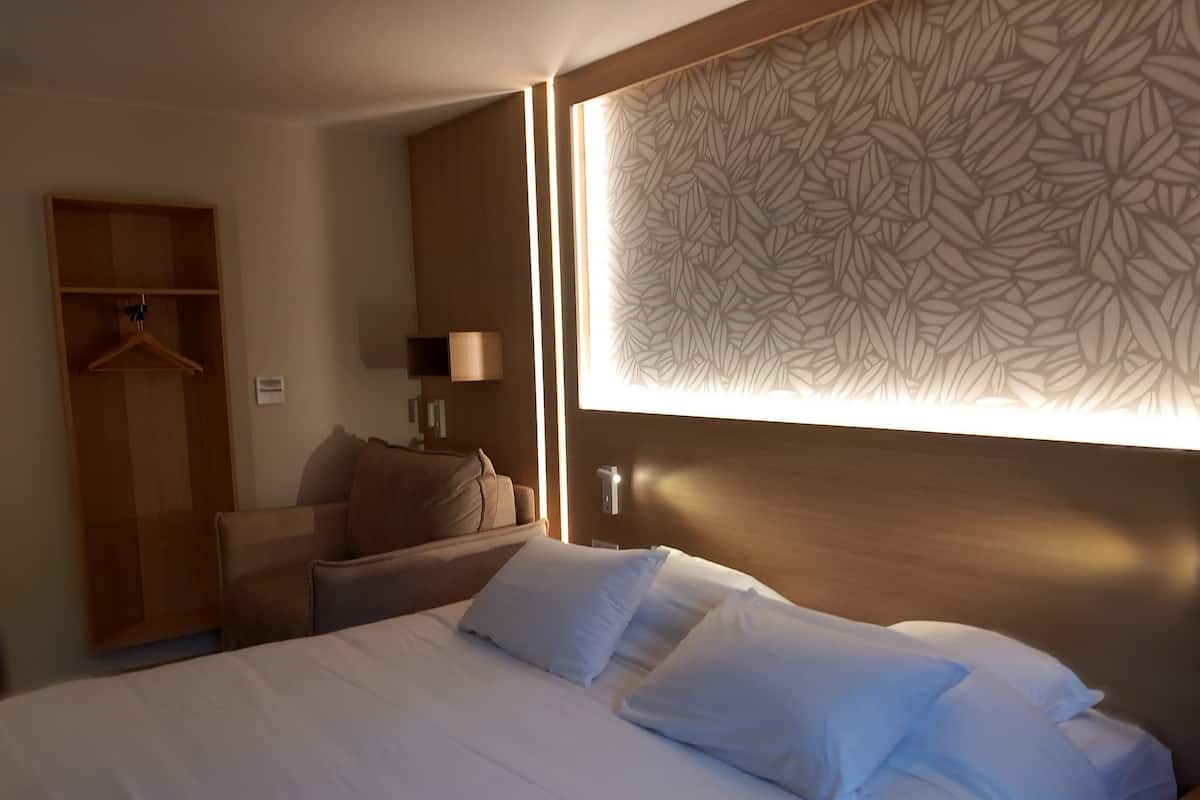 Desk, soundproofing, free WiFi, bed sheets