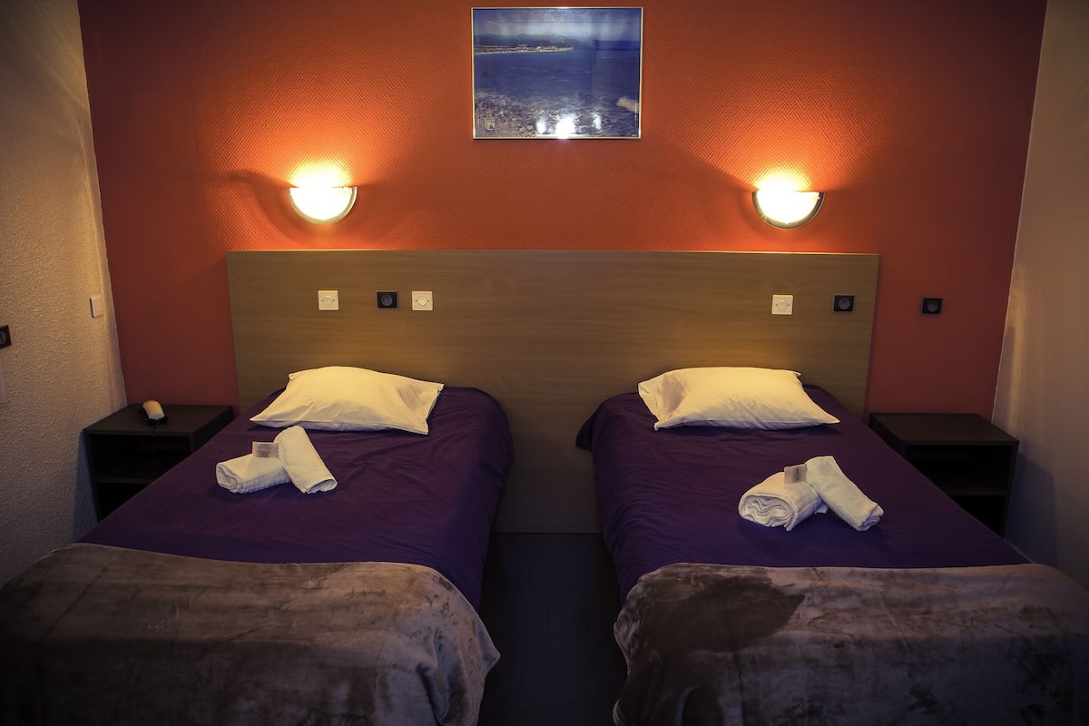 Desk, soundproofing, free WiFi, bed sheets