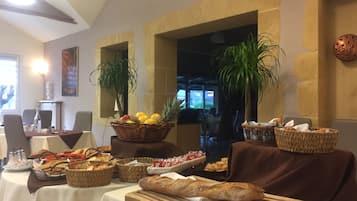 Petit déjeuner buffet (11 EUR par personne)