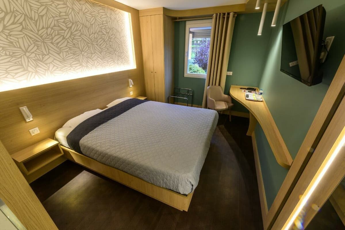 Desk, soundproofing, free WiFi, bed sheets