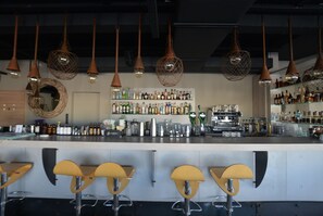 Poolside bar - Le Spinaker Boutique Hôtel Restaurant (Le Grau-Du-Roi)