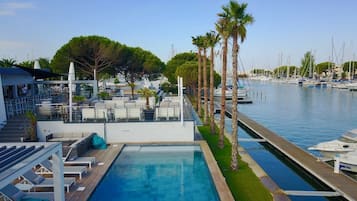 2 piscinas externas, espreguiçadeiras
