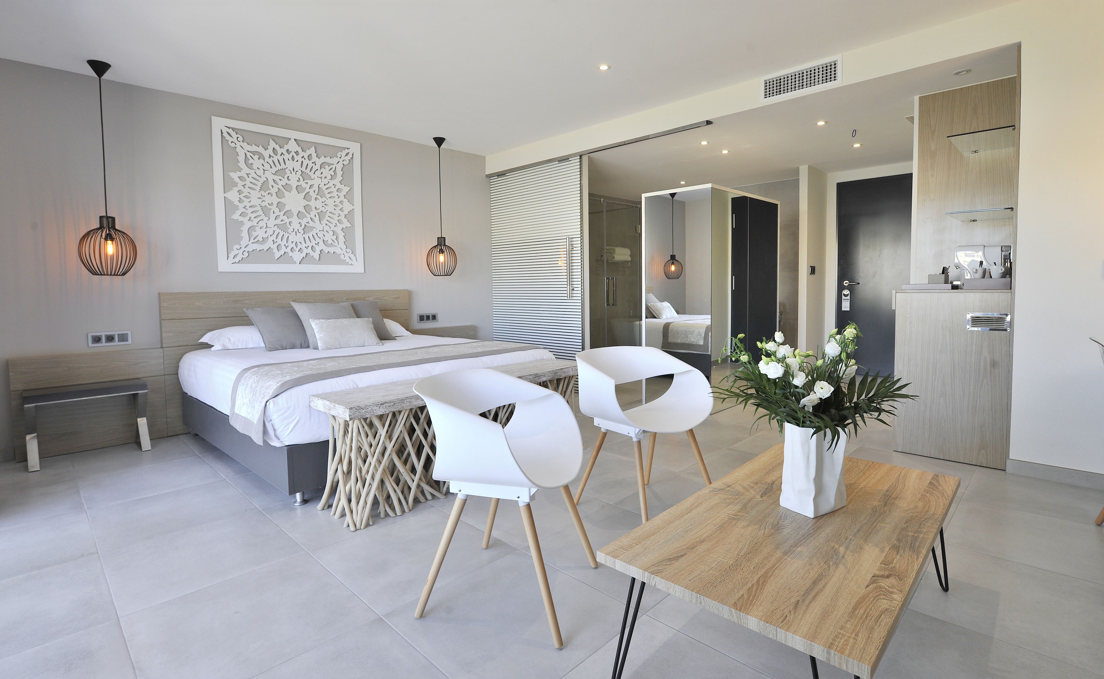 deluxe suite | premium bedding, in-room safe, desk, free wifi