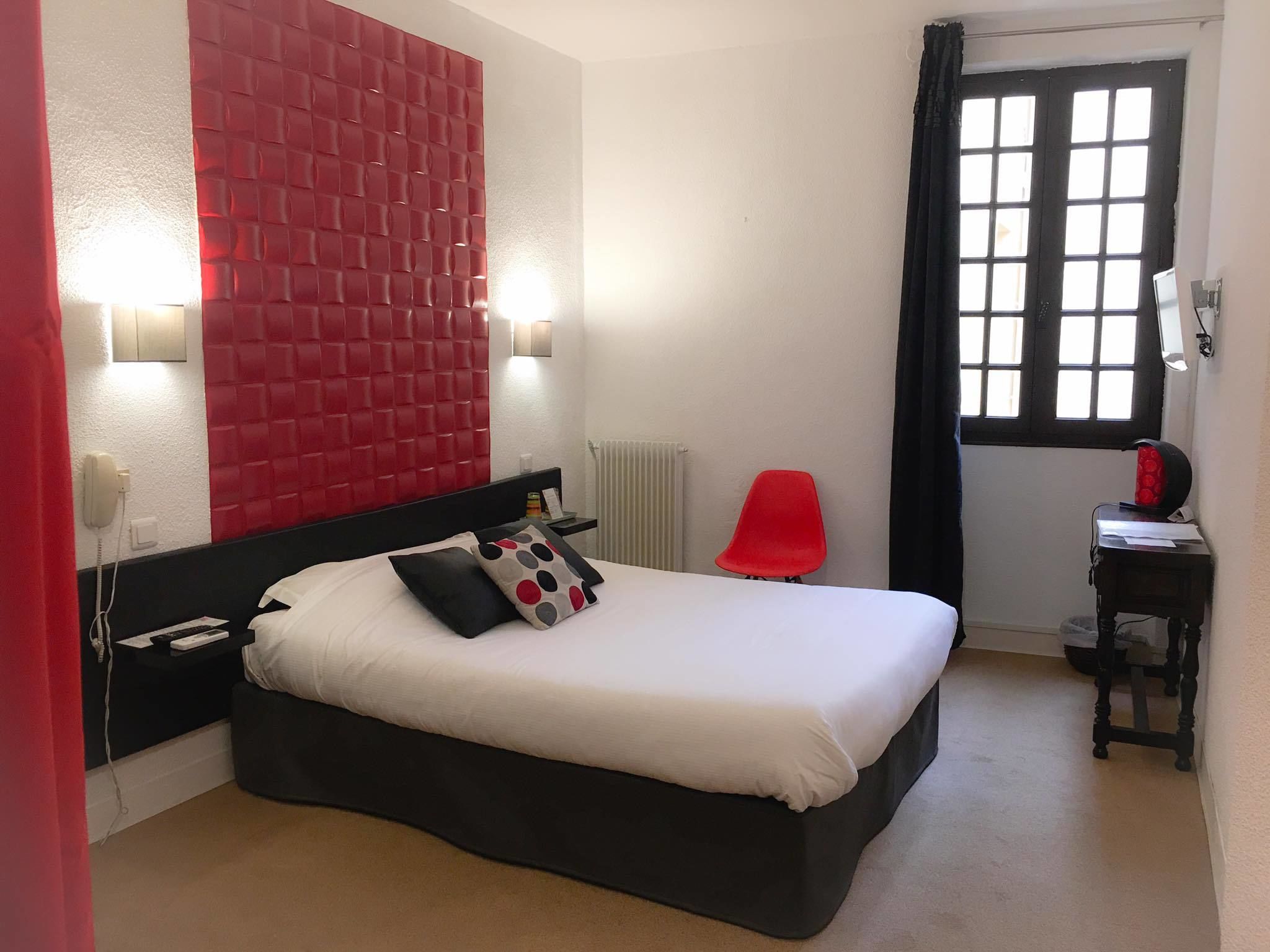 standard double room | minibar, in-room safe, individually decorated, individually furnished
