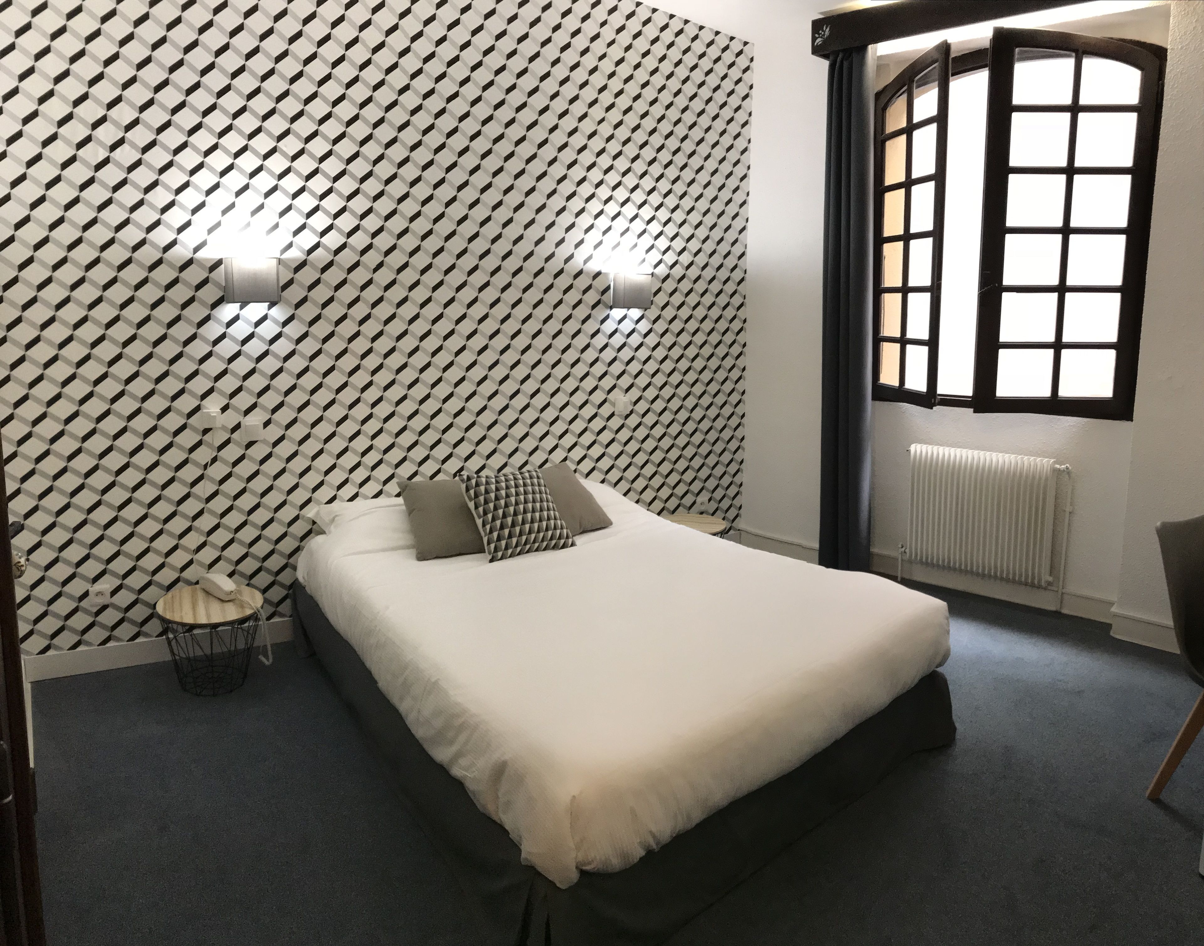 standard double room | minibar, in-room safe, individually decorated, individually furnished