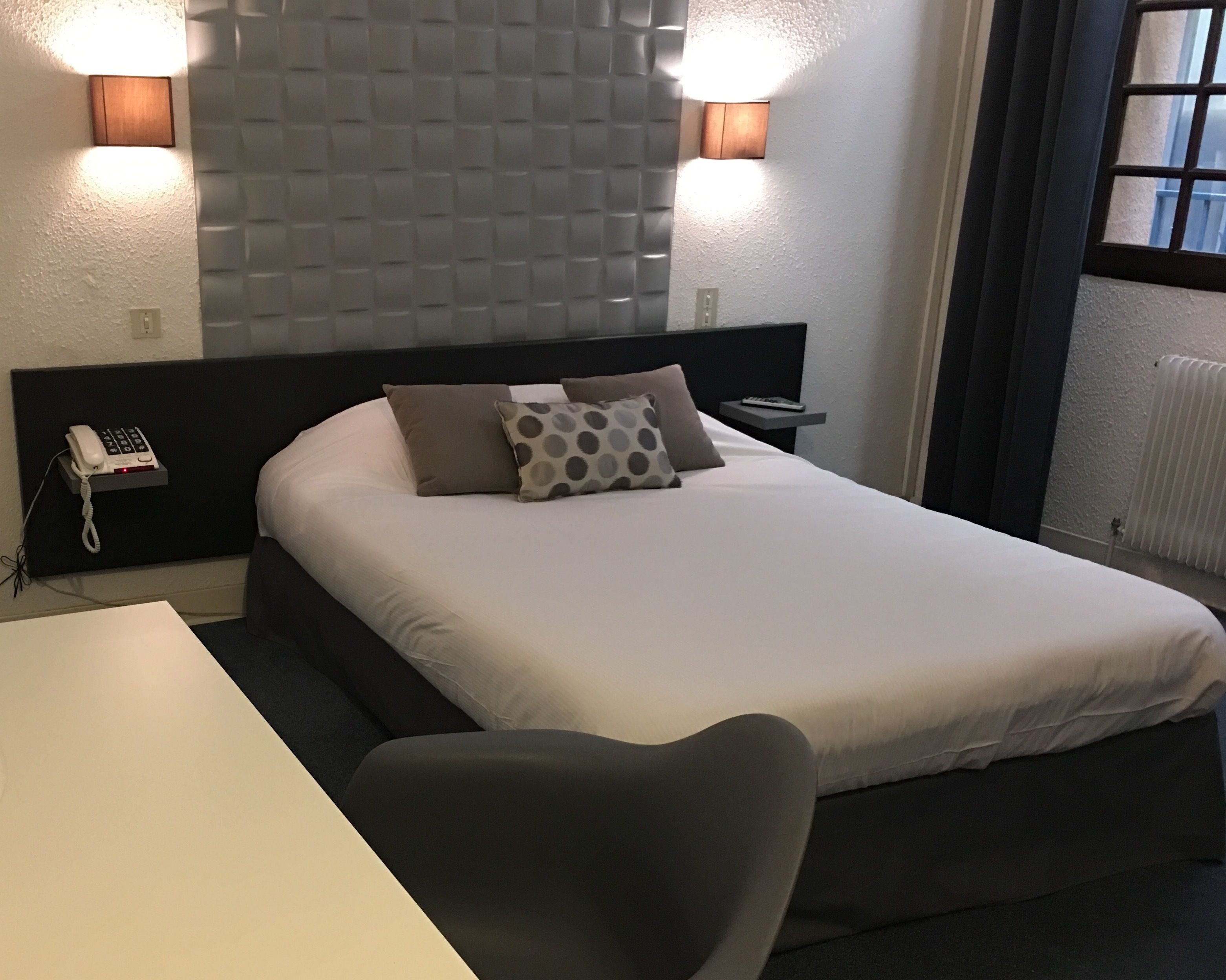 standard double room | minibar, in-room safe, individually decorated, individually furnished