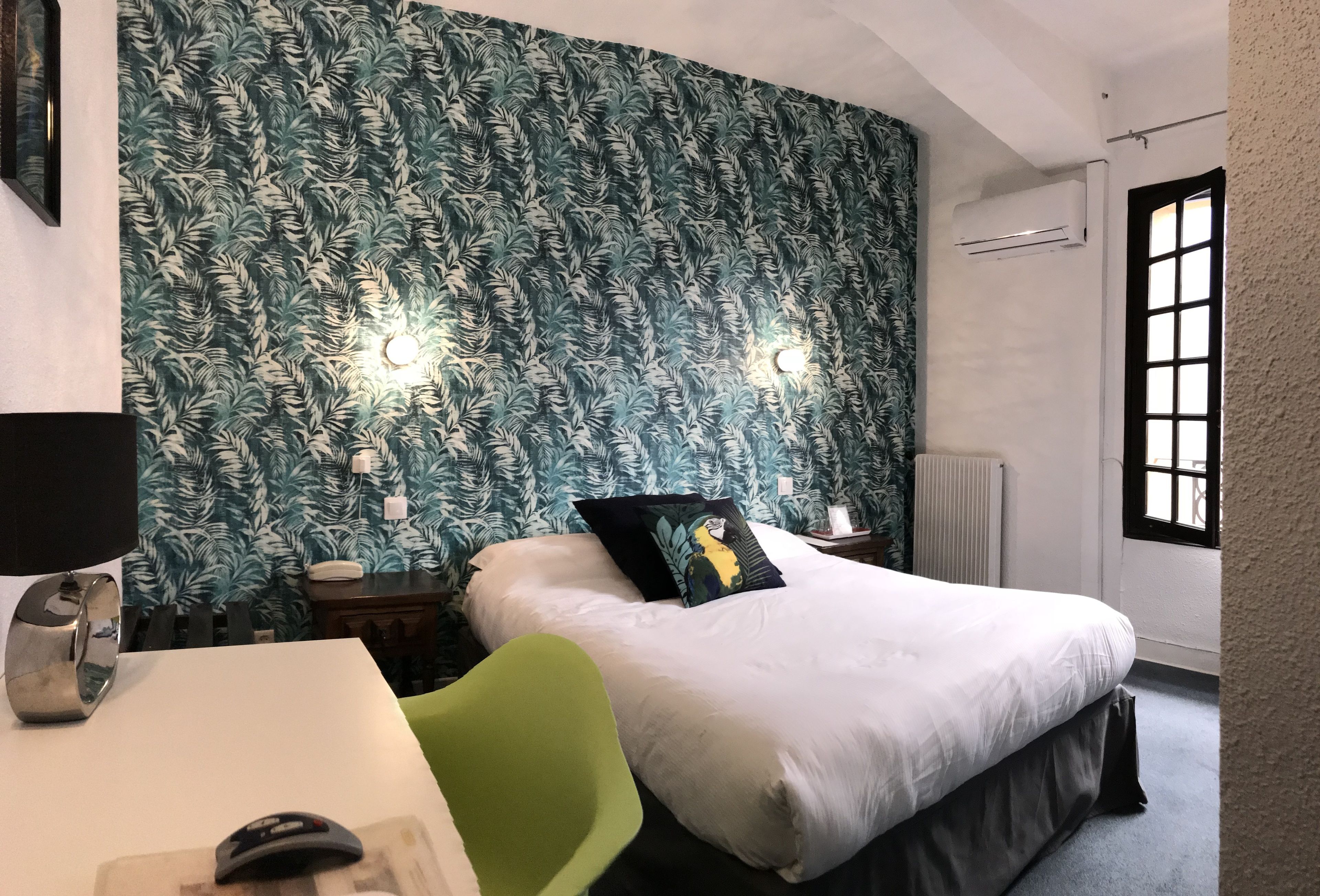 standard double room | minibar, in-room safe, individually decorated, individually furnished