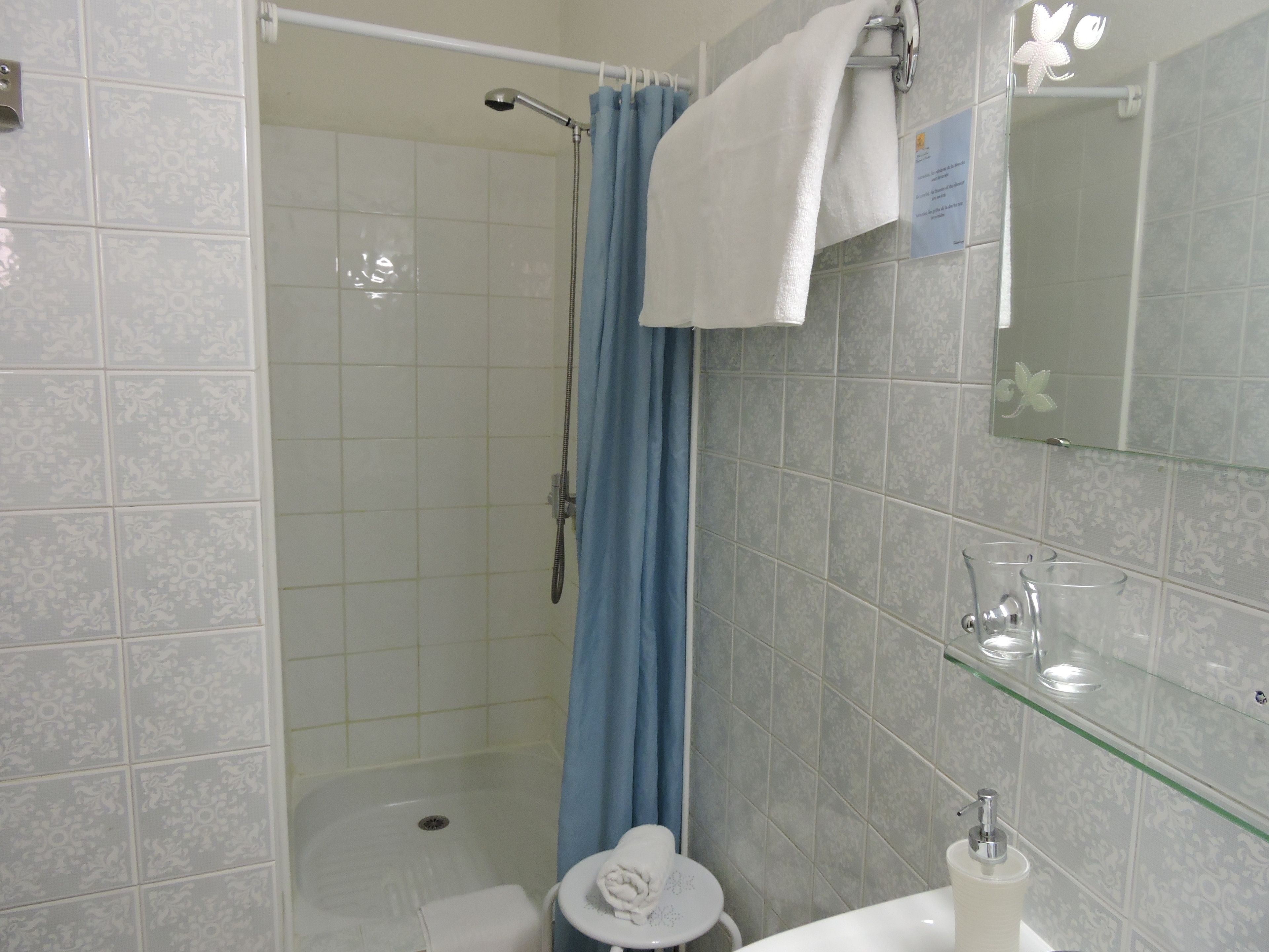 double room (shower) | bathroom | free toiletries, hair dryer, towels