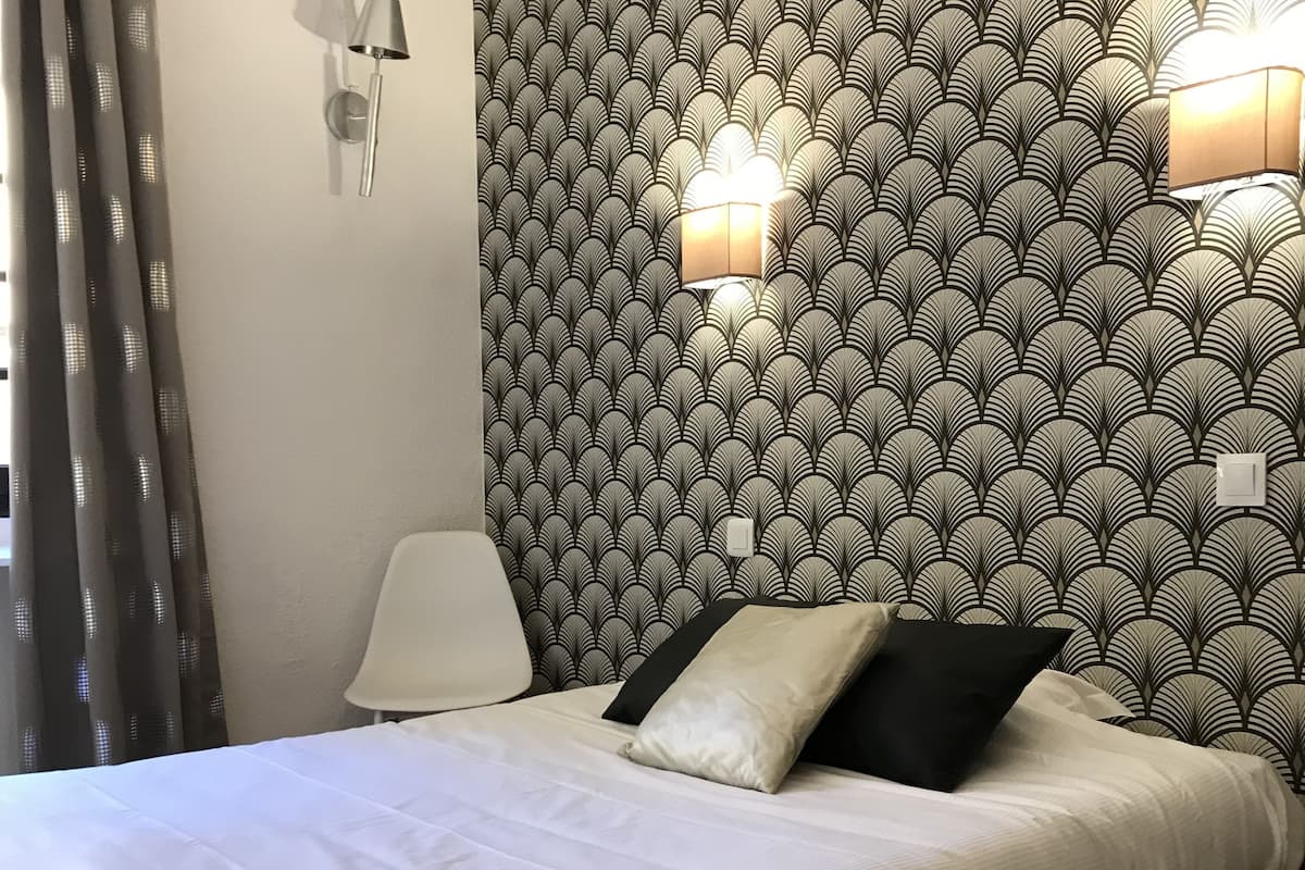 single room, 1 queen bed | minibar, in-room safe, individually decorated, individually furnished