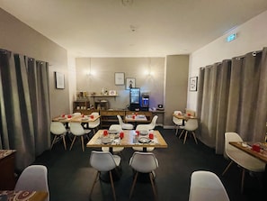 Desayuno buffet todos los días (EUR 10 por persona)