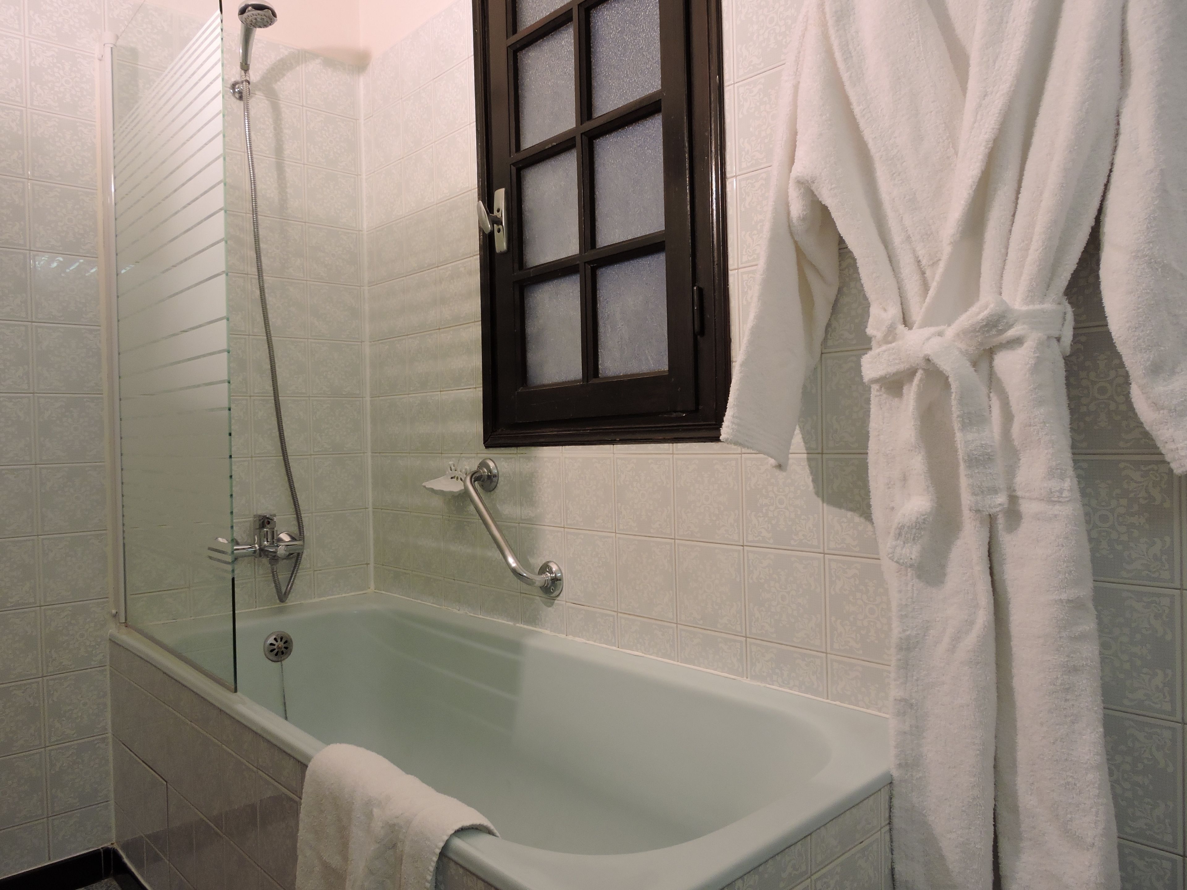 standard double room | bathroom | free toiletries, hair dryer, towels