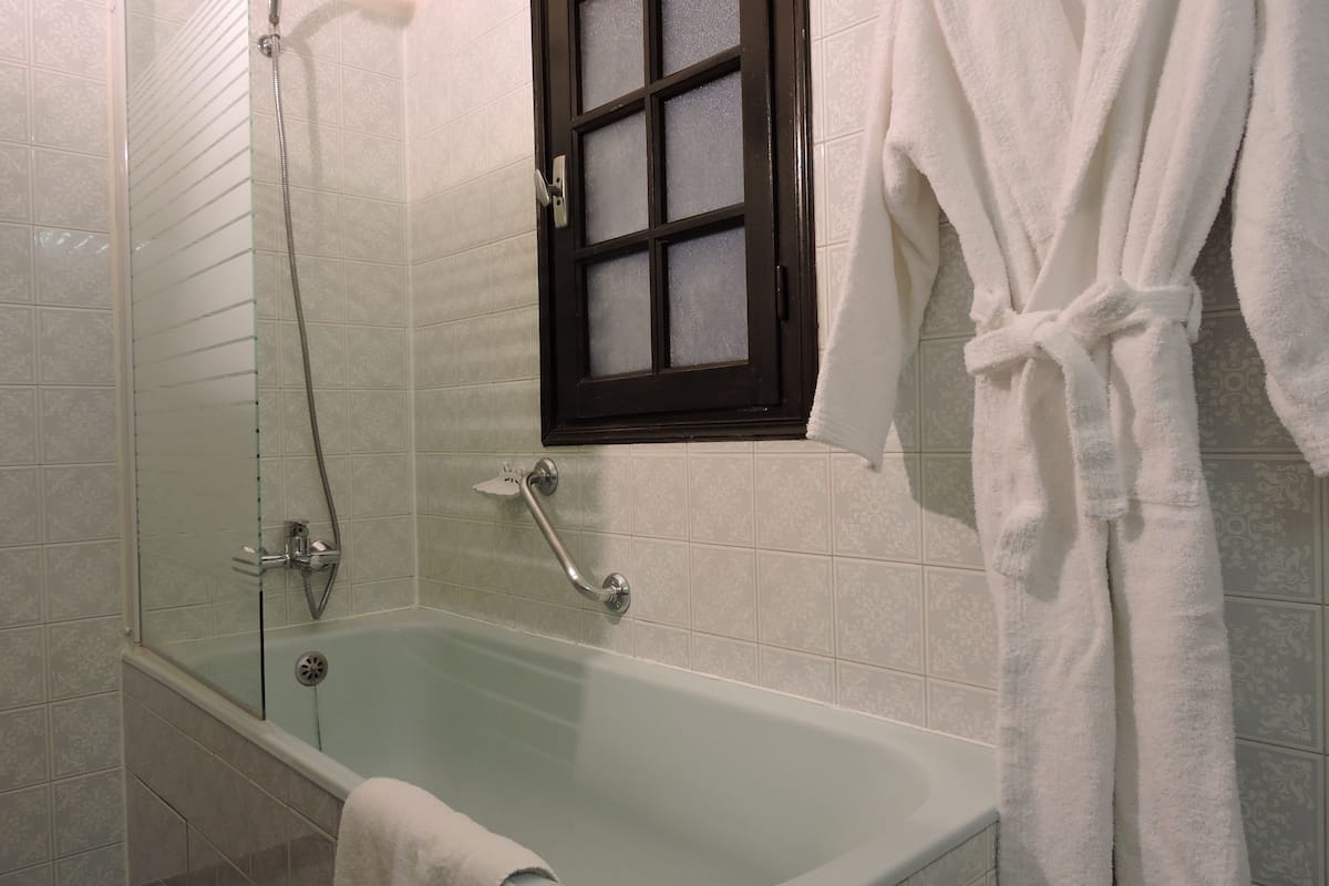 standard double room | bathroom | free toiletries, hair dryer, towels