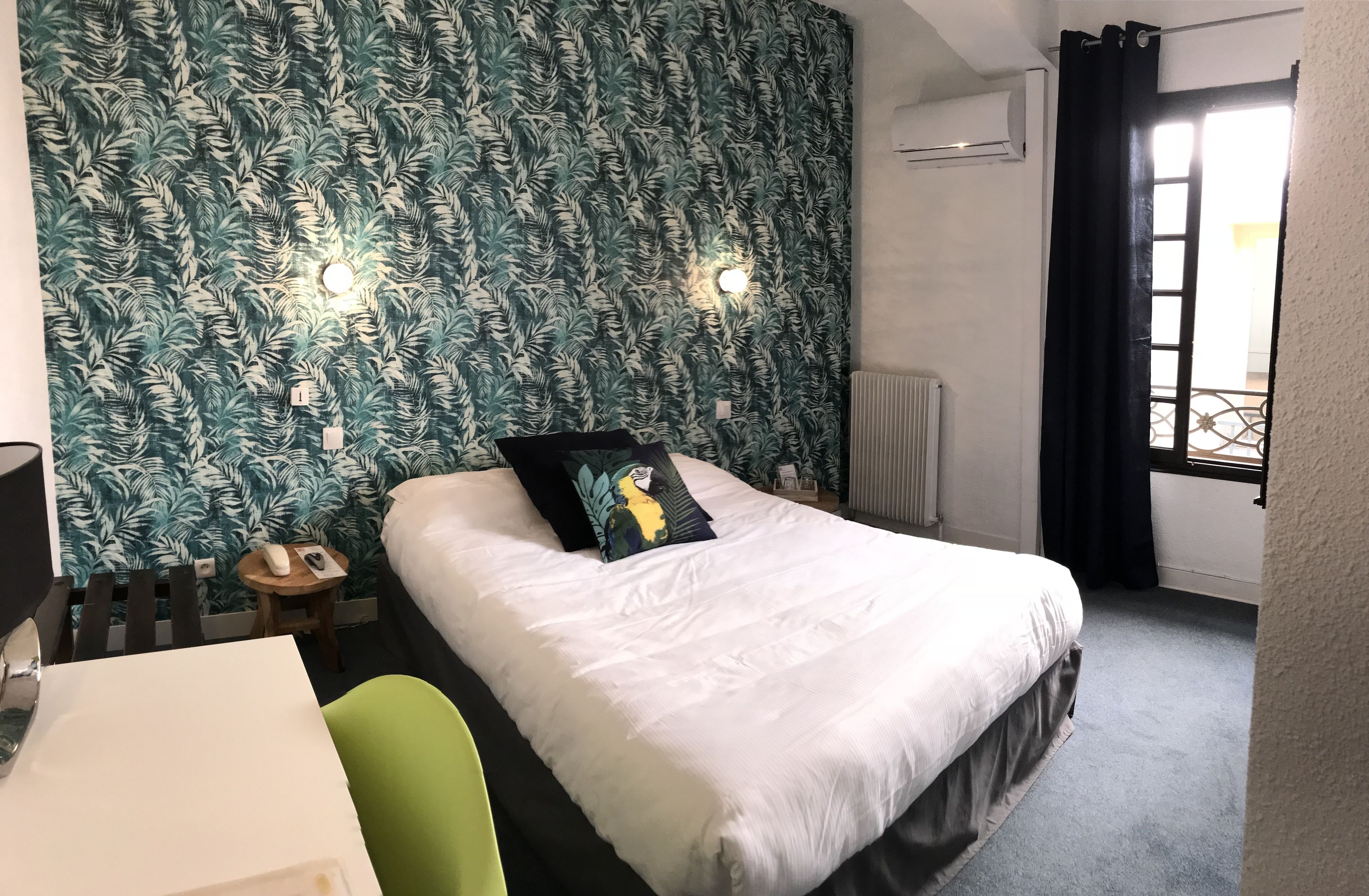 standard double room | minibar, in-room safe, individually decorated, individually furnished