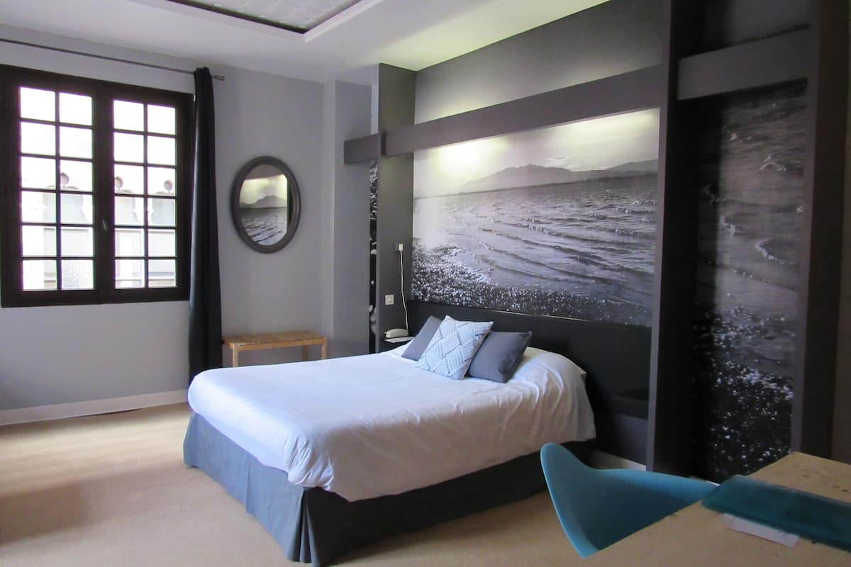 Chambre triple | Minibar, coffre-fort, décor unique, ameublement unique