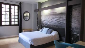 Triple Room | Minibar, in-room safe, individually decorated, individually furnished