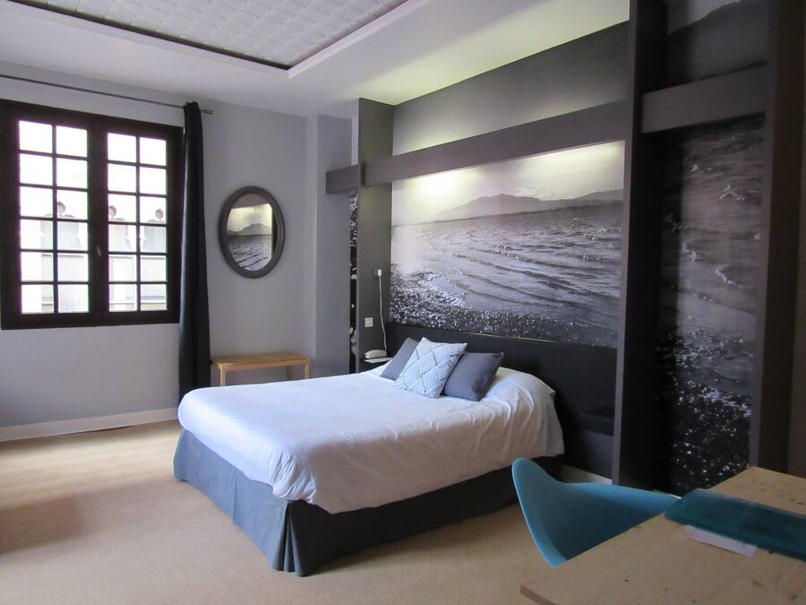 Triple Room | Minibar, in-room safe, individually decorated, individually furnished