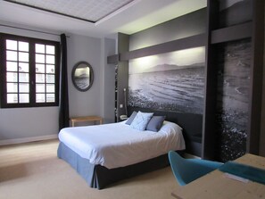 Driepersoonskamer | Een minibar, een kluis op de kamer, individueel gedecoreerd