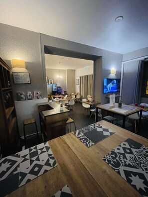 朝食 (ビュッフェ)、毎日提供 (1 名様 10 EUR)