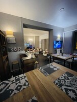 Petit déjeuner buffet (10 EUR par personne)