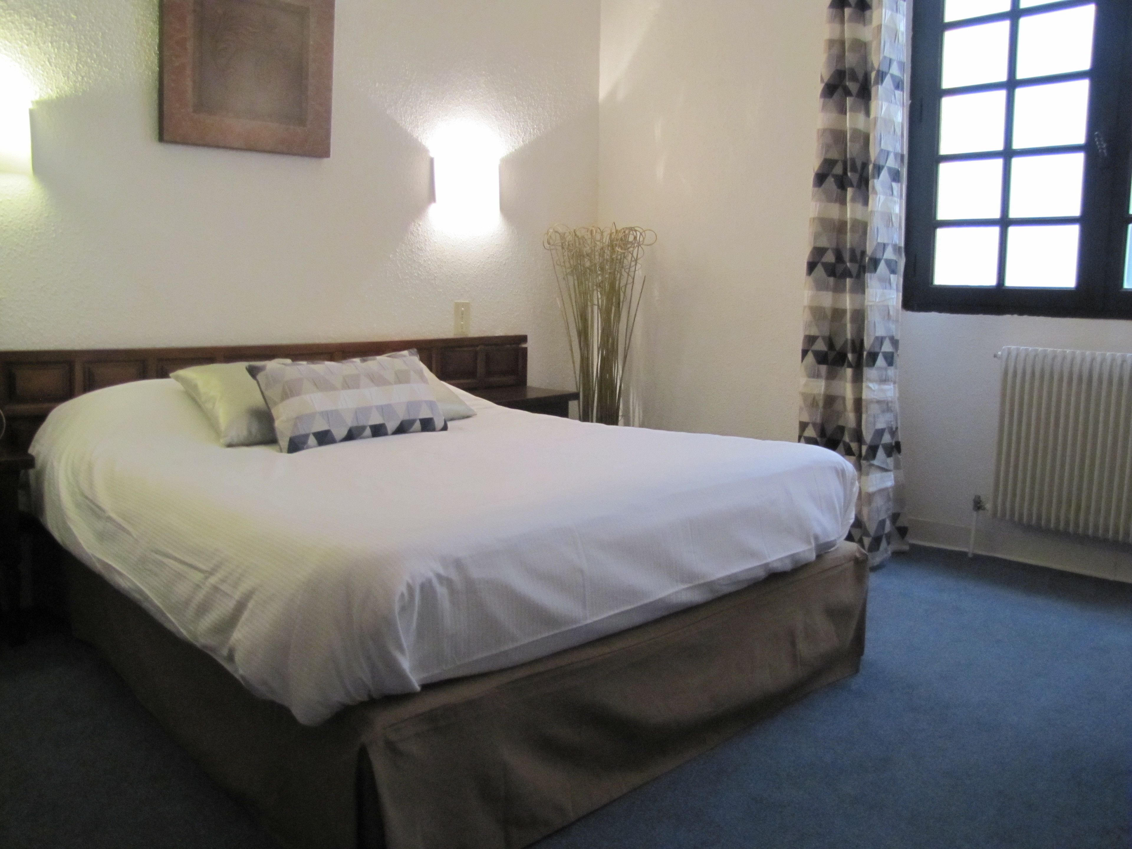 standard double room | minibar, in-room safe, individually decorated, individually furnished