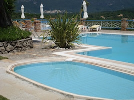 Piscina stagionale all'aperto, ombrelloni da piscina, lettini