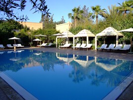 2 outdoor pools