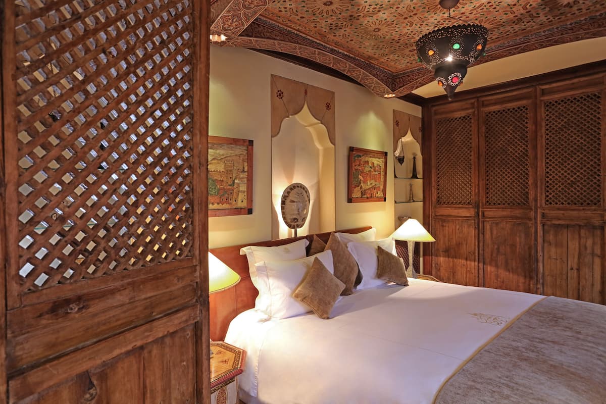 deluxe suite | pillow-top beds, minibar, in-room safe, desk