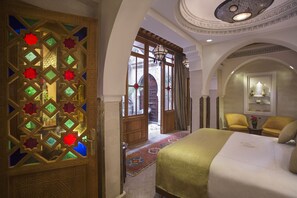 Surmatelas, minibar, coffres-forts dans les chambres, bureau