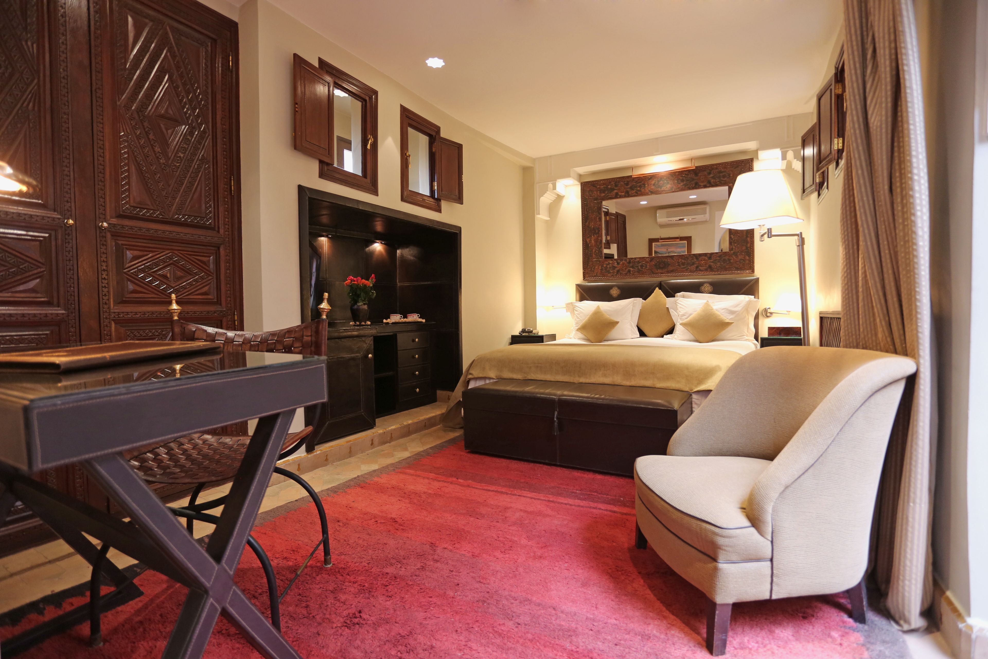 chambre prestige | pillow-top beds, minibar, in-room safe, desk