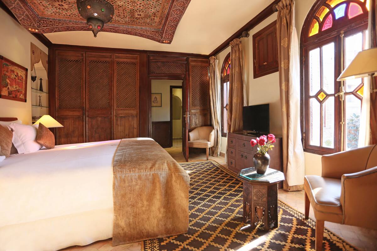 deluxe suite | pillow-top beds, minibar, in-room safe, desk