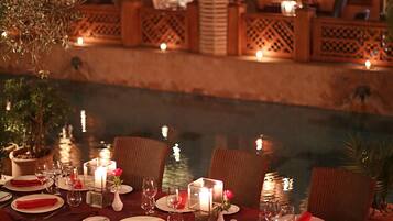 2 restaurants; lunch and dinner served