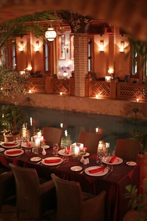 2 restaurants servant le déjeuner et le dßner, plats Cuisine marocaine