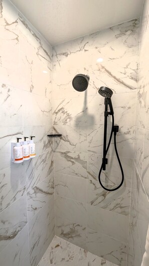 Douche, douche hydromassante, sĂšche-cheveux, serviettes fournies