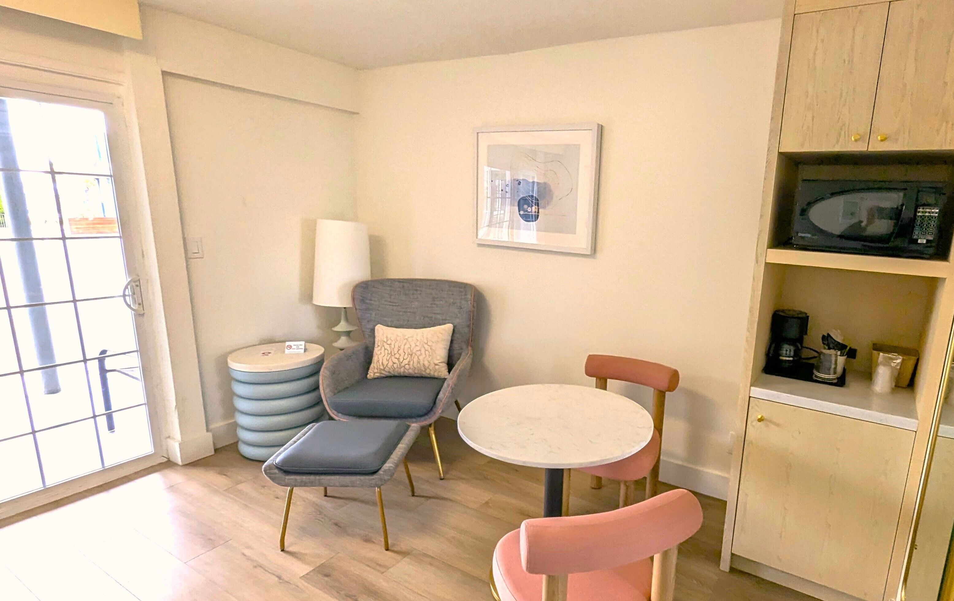 king queen combo | living area | 40-inch flat-screen tv with cable channels