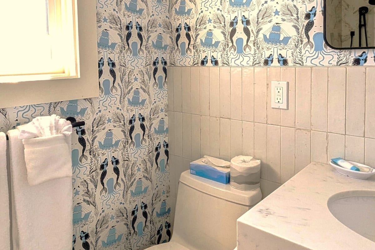 shower, hydromassage showerhead, hair dryer, towels