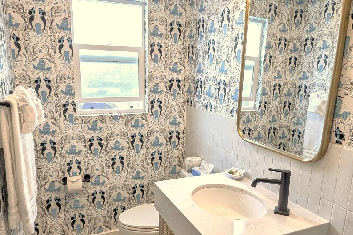 shower, hydromassage showerhead, hair dryer, towels