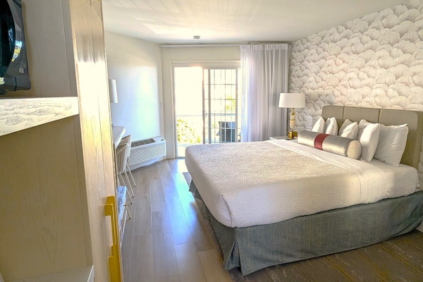 Standard Room, 1 King Bed, Non Smoking | Iron/ironing board, free WiFi, bed sheets