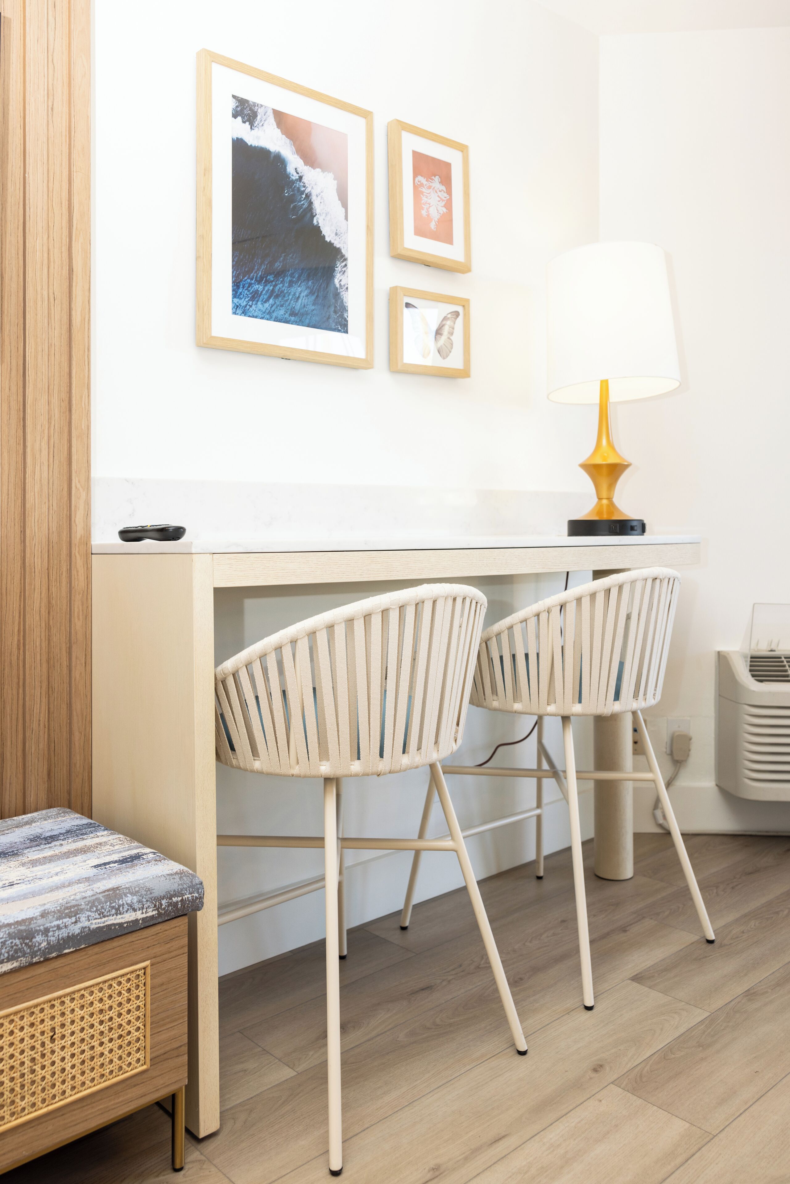 40-inch flat-screen tv with cable channels