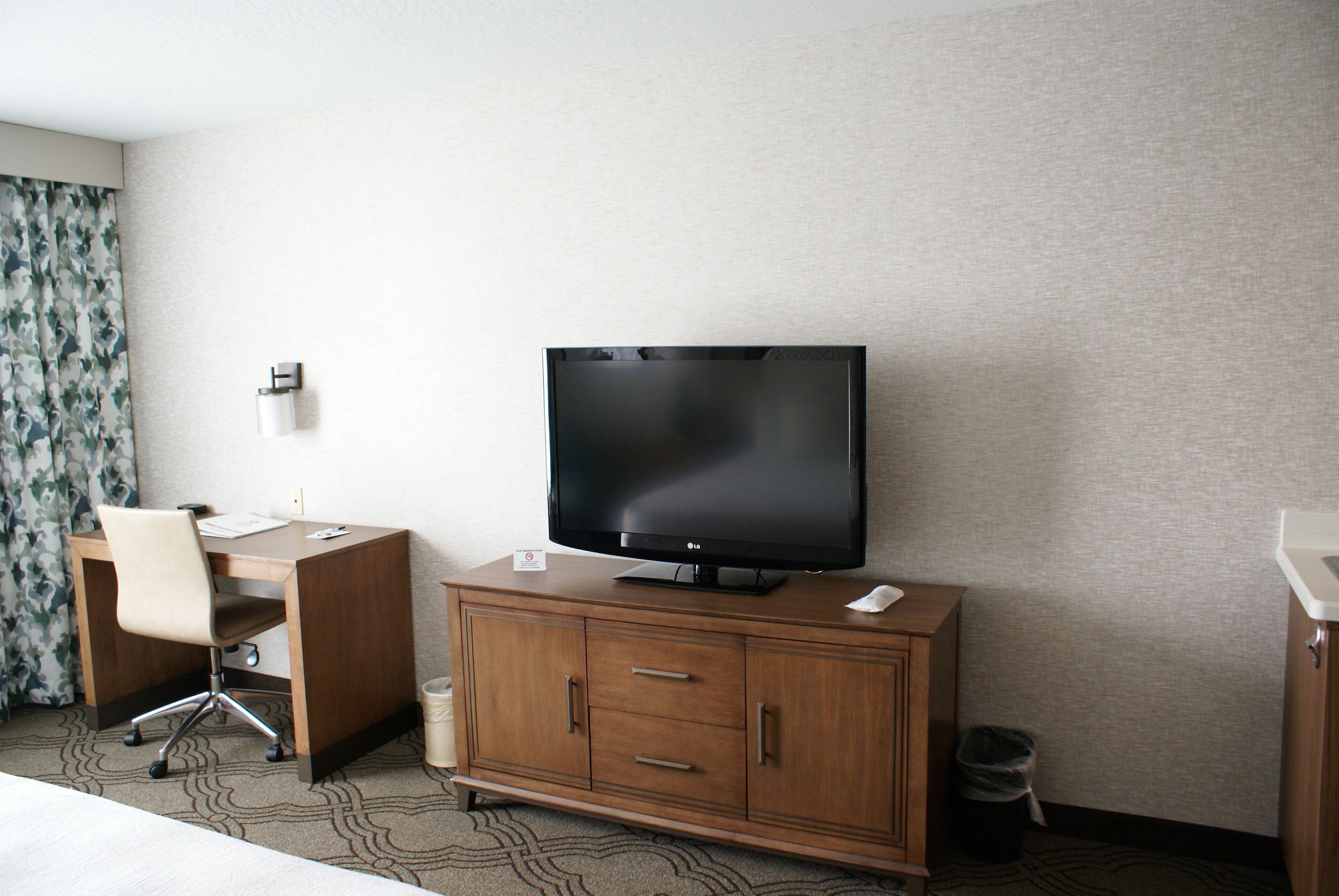 standard room, 1 king bed, non smoking, microwave | 1 bedroom, pillow-top beds, in-room safe, blackout curtains