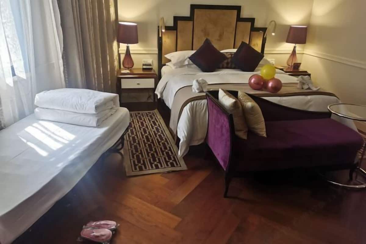 Premium bedding, in-room safe, desk, laptop workspace