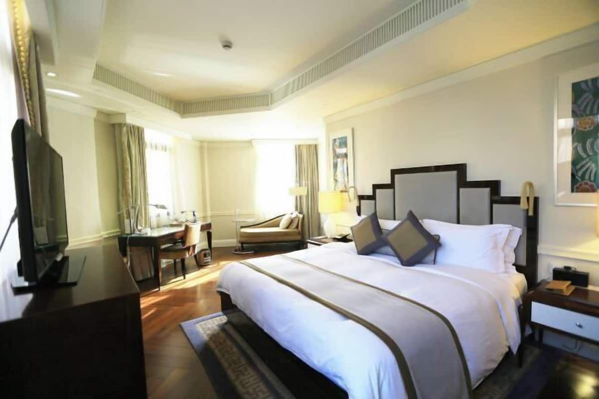 Premium bedding, in-room safe, desk, laptop workspace