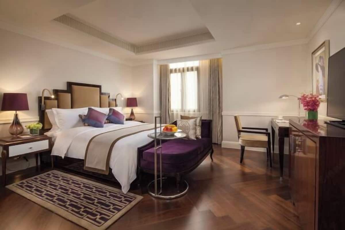 Premium bedding, in-room safe, desk, laptop workspace