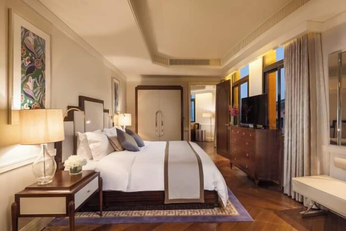 Premium bedding, in-room safe, desk, laptop workspace