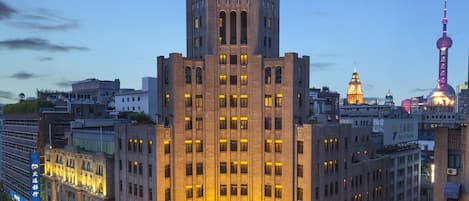 Bagian depan properti - sore/malam