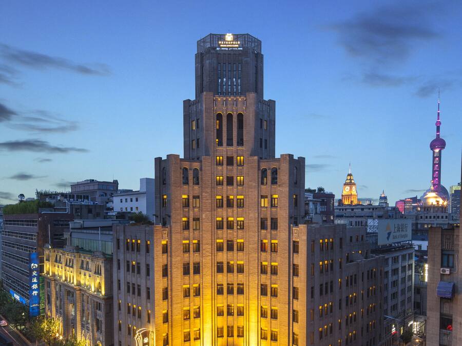 Vista frontal de la propiedad por la tarde o noche