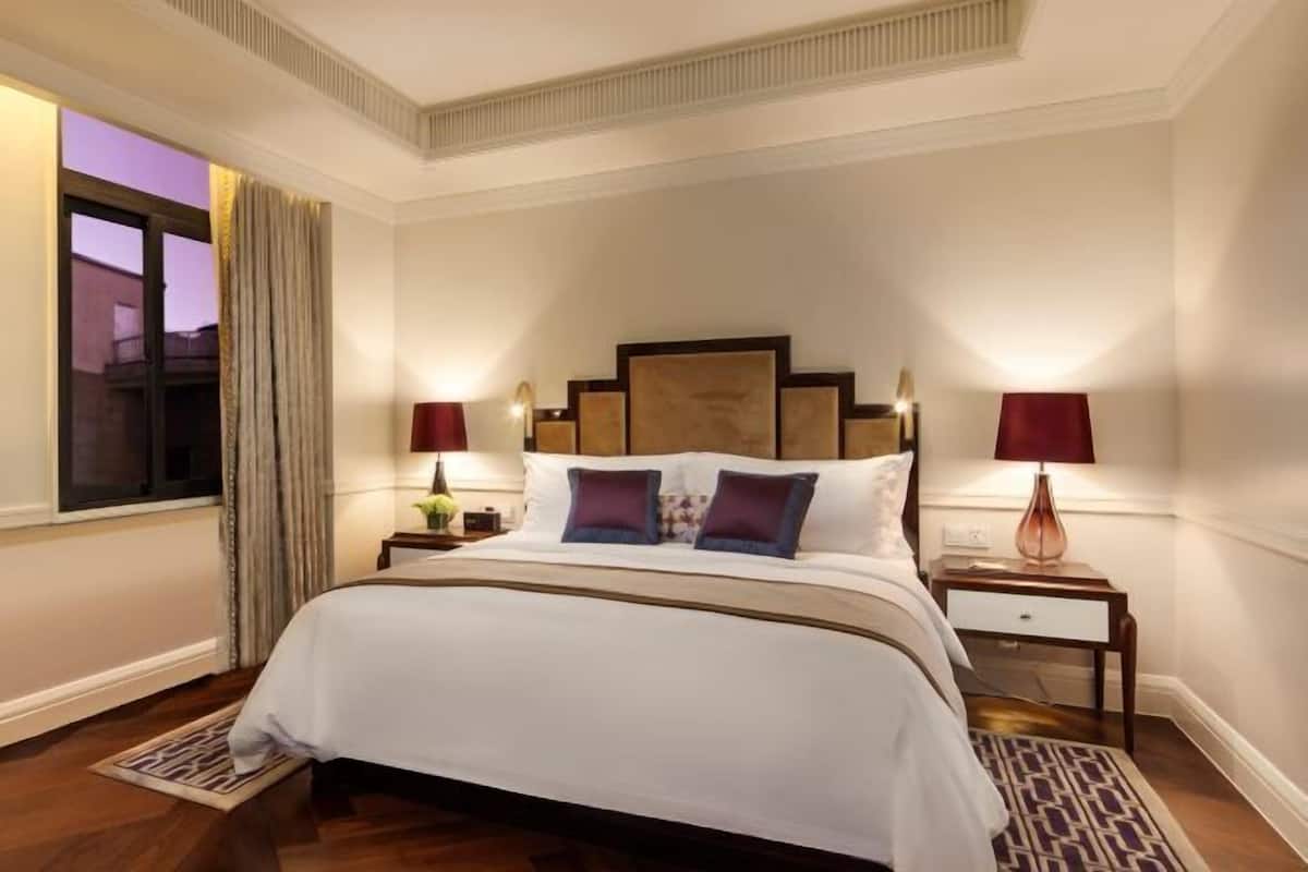 Premium bedding, in-room safe, desk, laptop workspace