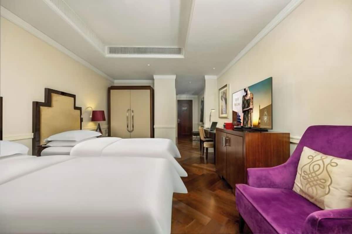 Premium bedding, in-room safe, desk, laptop workspace